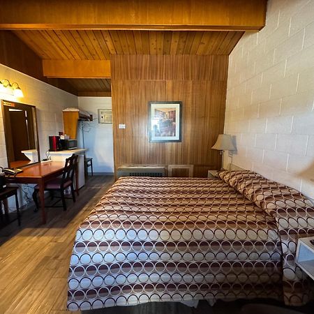 Ace Crown Motel Медисин-Хат Экстерьер фото