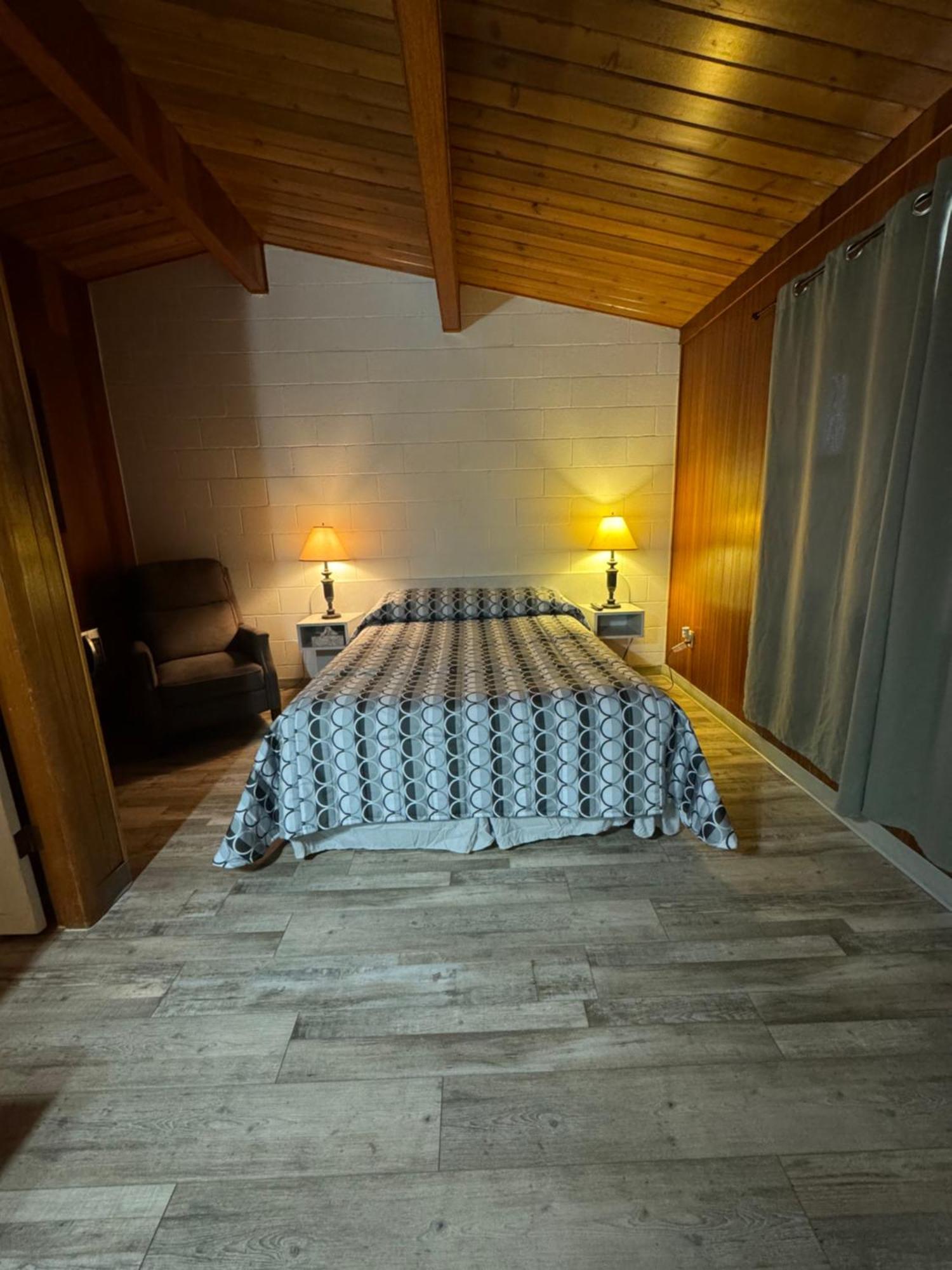 Ace Crown Motel Медисин-Хат Экстерьер фото